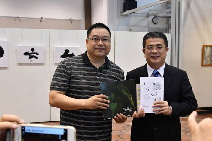 藝設系主任廖慶華和鹿港鎮黃振彥鎮長合影圖片