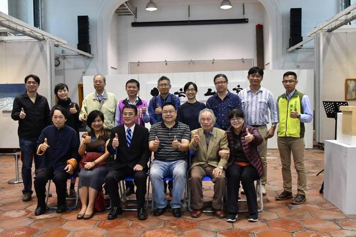 藝設系老師們和鹿港當地藝文人士們合影圖片